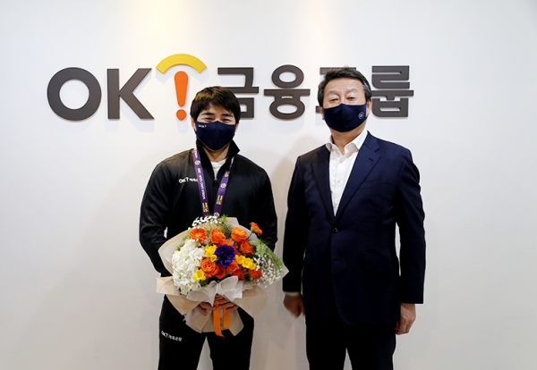 (왼쪽부터)안창림 선수, OK금융그룹 최윤 회장