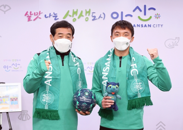 (왼쪽부터)윤화섭 구단주, 이와세 선수