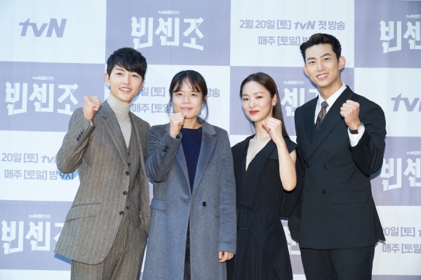 (왼쪽부터)배우 송중기, 감독 김희원, 배우 전여빈, 옥택연