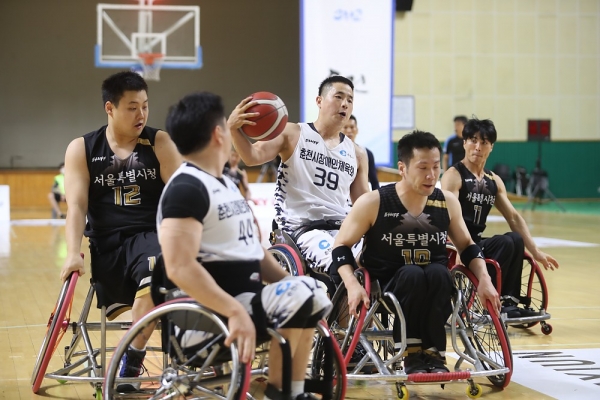 2020 KBWL 휠체어농구리그가 지난 8월 개막했다. 오는 9일부터 리그가 재개한다. 춘천시장애인체육회 휠체어농구단과 서울특별시청 휠체어농구단이 치열한 경기를 펼치고 있다.