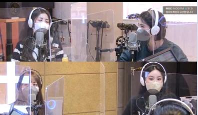 MBC FM4U ‘정오의 희망곡 김신영입니다’ 보이는 라디오 화면