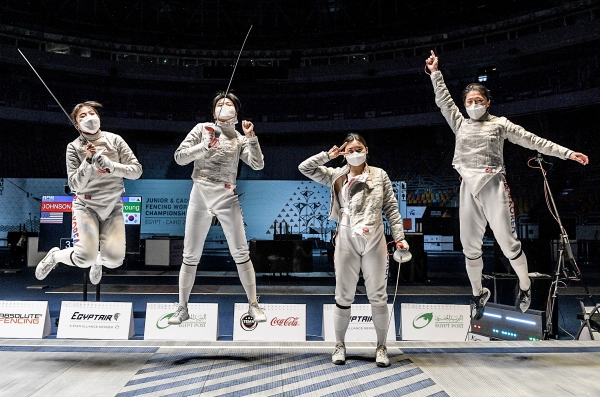 여자 사브르 단체전에서 금메달 획득한 한국 펜싱대표팀