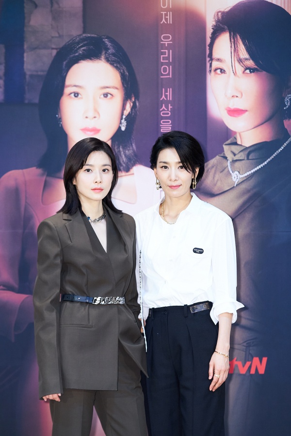 (왼쪽부터)배우 이보영, 김서형