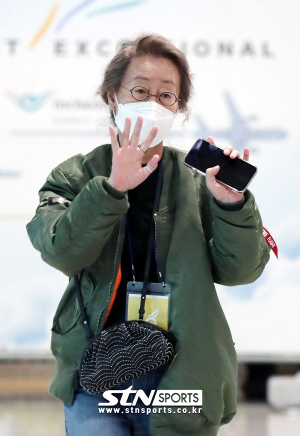 한국배우 최초로 아카데미 여우조연상을 수상한 배우 윤여정이 미국 일정을 마치고 8일 인천국제공항 제2터미널을 통해 귀국하고 있다.