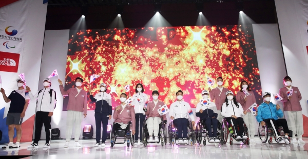 2020 도쿄패럴림픽에 참가하는 장애인국가대표 선수단은 17일 오후 경기도 이천훈련원에서 '도쿄패럴림픽 D-100 미디어데이'를 갖고 종합순위 20위권 진입 목표를 다짐했다. 패럴림픽에 출전하는 주요선수들이 단복시연회를 하는 모습.