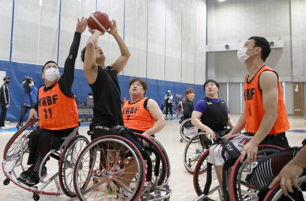 2020 도쿄패럴림픽에 참가하는 장애인국가대표 선수단은 17일 오후 경기도 이천훈련원에서 '도쿄패럴림픽 D-100 미디어데이'를 갖고 종합순위 20위권 진입 목표를 다짐했다. 오전 휠체어농구대표팀이 훈련하는 모습.