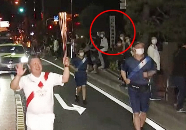 매년 '다케시마의 날' 행사가 열리는 시마네현청 '다케시마 자료실'을 앞을 지나는 도쿄올림픽 성화봉송 장면. '다케시마 자료실' 대형 간판이 보인다(빨간색 원).