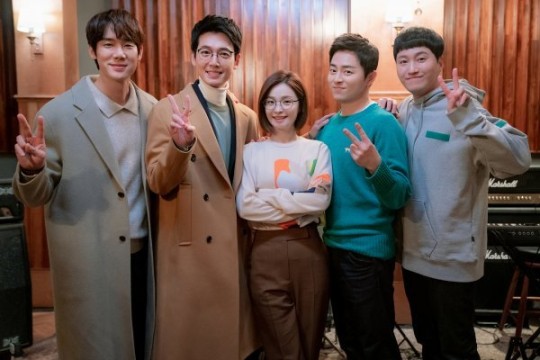 tvN ‘슬기로운 의사생활 시즌2’는 오늘 밤(17일, 목) 밤 9시 첫 방송을 시작으로 매주 목요일 밤 9시에 방송된다.