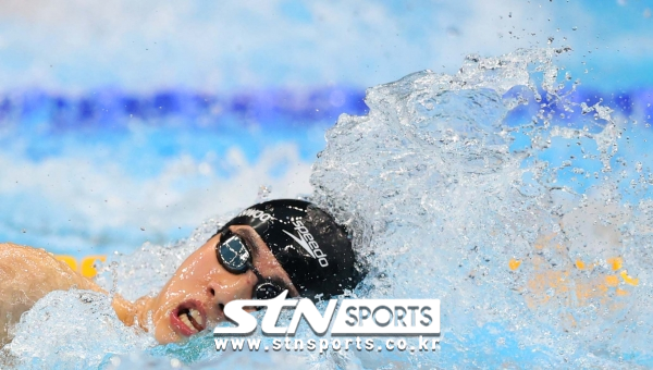 황선우가 26일 오전 도쿄 아쿠아틱센터에서 열린 2020 도쿄올림픽 수영 남자 200m 자유형 준결승 2조에서 역영하고 있다. 사진｜뉴시스