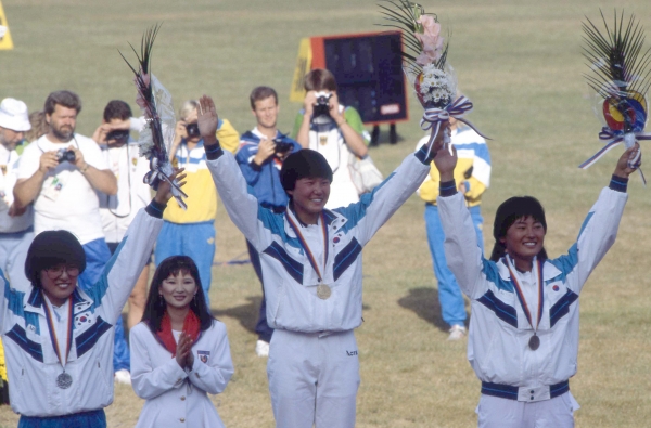 시상대의 1988 양궁 대표팀. 사진｜국가기록원