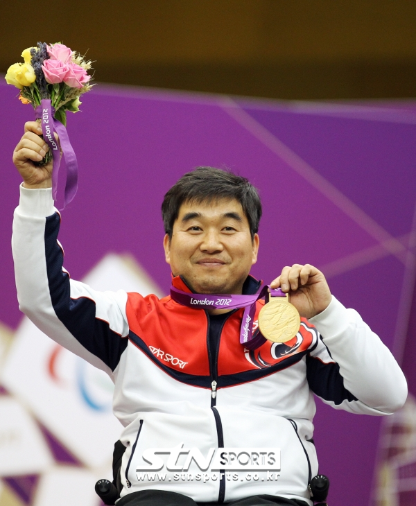 2012 런던 패럴림픽 대회 8일차 사격 혼성 권총 50ｍ SH1(절단 및 기타장애)에 출전한 박세균 선수가 시상식 단상에서 금메달을 목에 걸고 기뻐하고 있다. 사진｜뉴시스/대한장애인체육회