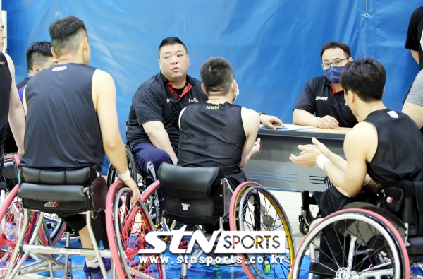 한국 휠체어농구 국가대표팀을 이끄는 김영무 코치가 도쿄 패럴림픽에서 4강 이상의 목표를 달성하고 오겠다고 다짐했다. 사진｜STN스포츠