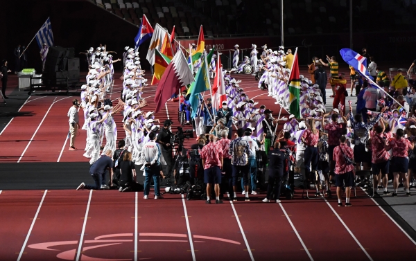 지난달 24일 개막한 도쿄 패럴림픽은 5일 오후 8시 일본 도쿄 신주쿠의 국립경기장(올림픽 스타디움)에서 열리는 폐회식을 끝으로 막을 내렸다. 각 국 폐막식 기수단이 경기장으로 입장하고 있다. 사진｜대한장애인체육회