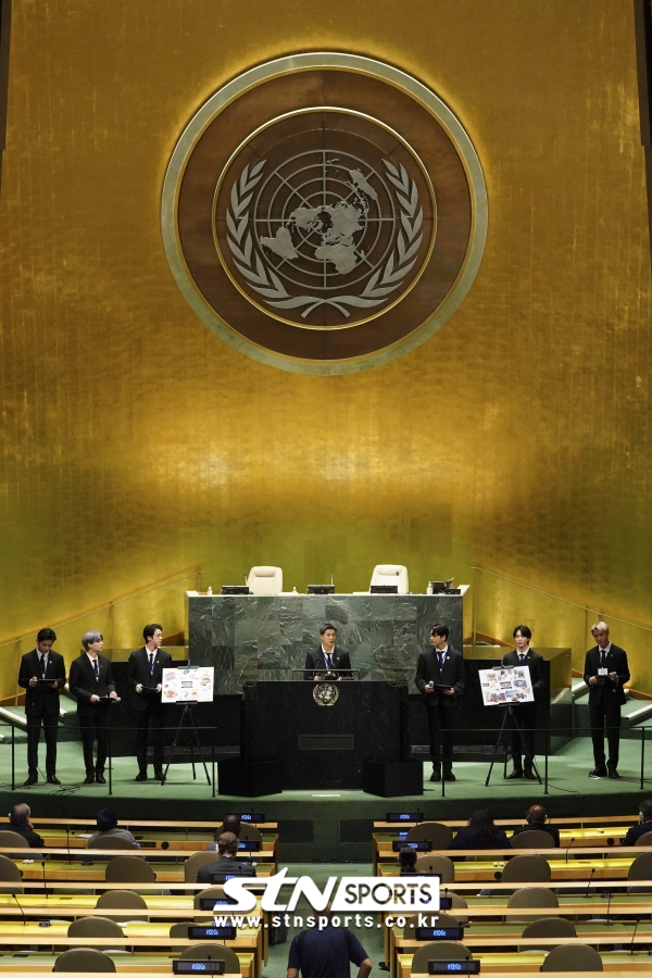 그룹 방탄소년단(BTS)이 20일(현지시간) 미국 뉴욕 유엔본부 총회장에서 열린 제2차 SDG Moment(지속가능발전목표 고위급회의) 개회식에서 발언하고 있다.사진｜뉴시스