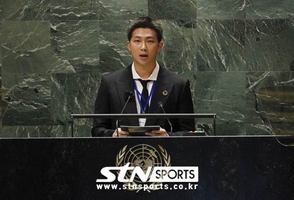 그룹 방탄소년단(BTS)의 RM이 20일(현지시간) 미국 뉴욕 유엔본부 총회장에서 열린 제2차 SDG Moment(지속가능발전목표 고위급회의) 개회식에서 발언하고 있다. 사진｜뉴시스