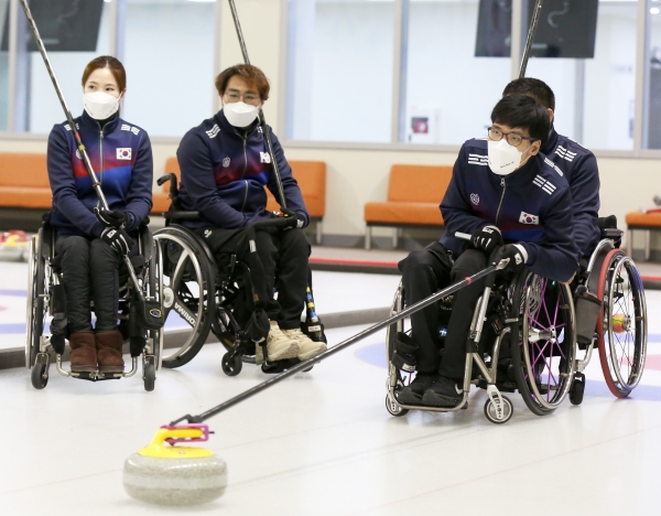 24일 오전 경기도 이천선수촌에서 '2022 국가대표 훈련개시식' 행사에 앞서 베이징 동계 패럴림픽에 출전하는 휠체어컬링 국가대표팀이 집중훈련을 하는 모습. 사진｜대한장애인체육회
