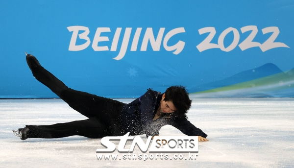 차준환이 10일 중국 베이징 캐피털 실내경기장에서 열린 2022 베이징 동계올림픽 피겨 스케이팅 남자 싱글 프리 스케이팅에 출전해 연기를 하던중 넘어지고 있다. 사진｜뉴시스