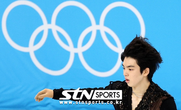 차준환이 8일 중국 베이징 캐피털 실내경기장에서 열린 2022 베이징 동계올림픽 피겨 스케이팅 남자 싱글 쇼트 프로그램에서 연기를 하고 있다. 사진｜뉴시스