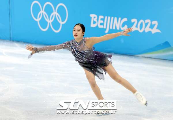 15일 중국 베이징 캐피털 실내경기장에서 열린 피겨 스케이팅 여자 싱글 쇼트 프로그램에서 한국 유영이 연기하고 있다. 사진｜뉴시스