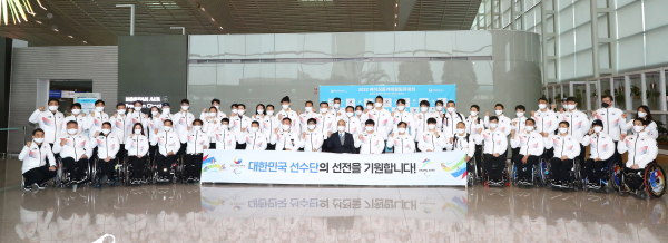 25일(금) 인천공항 제2터미널 3층에서 열린 2022 베이징 동계패럴림픽대회 국가대표 선수단 출영식에서 선수단이 기념사진을 찍고 있다. 사진｜대한장애인체육회