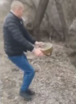 우크라이나 시민이 러시아 침공에 맞서 입에 담배를 물고 지뢰를 제거하는 영상이 화제다. 사진｜데일리메일