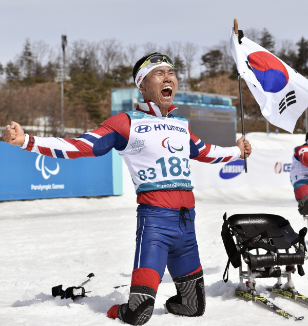 지난 2018년 평창 동계패럴림픽에서 환호하는 신의현. 사진｜대한장애인체육회