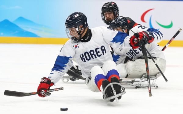한국 파라아이스하키(장애인아이스하키) 대표팀이 8일 중국 베이징 국립실내경기장에서 열린 대회 캐나다와의 A조 조별리그 2차전에서 0대6으로 패했다. 사진｜대한장애인체육회