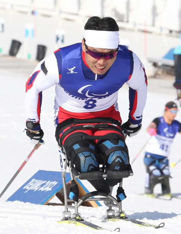신의현은 9일 중국 장자커우 국립바이애슬론센터에서 열린 2022 베이징동계패럴림픽 크로스컨트리 스키 남자 스프린트 좌식 예선에서 2분28초60을 기록, 출전 선수 38명 가운데 14위에 자리해 예선 상위 12명이 나서는 준결승에 진출하지 못했다. 사진｜대한장애인체육회