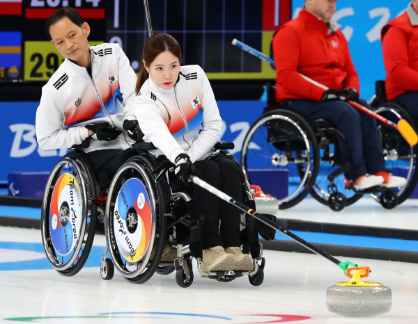 한국 휠체어컬링 ‘팀 장윤정고백’이 9일 중국 베이징 국립아쿠아틱센터에서 열린 2022 베이징 동계패럴림픽 예선에서 에스토니아를 5대2로 꺾었다. 사진｜대한장애인체육회