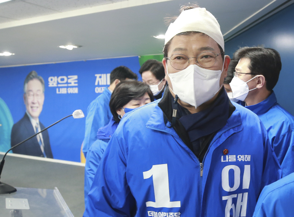 선거운동 중 괴한에게 둔기 피습을 당한 송영길 더불어민주당 대표가 8일 오전 서울 여의도 당사에서 열린 이재명 대선후보의 '위기극복, 국민통합 특별 기자회견'을 마치고 나서고 있다. 사진|뉴시스/공동취재사진
