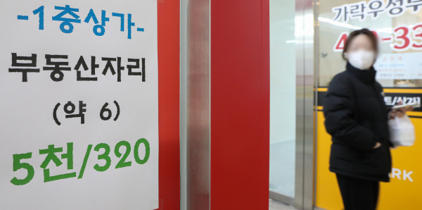 정부의 대출 규제, 기준금리 인상 등으로 주택 거래 절벽이 심화되면서 부동산 중개 업계는 불황이 이어지고 있다. 공인중개사협회에 따르면 지난해 공인중개사 개업은 1만6806건으로 지난 2013년 1만5816건 이후 최소치를 기록했다. 사진은 2일 오후 서울 시내 부동산에 붙은 부동산자리 매물 안내 모습. 사진｜뉴시스