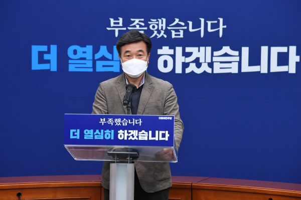윤호중 더불어민주당 비상대책위원장 겸 원내대표가 13일 오전 서울 여의도 국회에서 비상대책위원회 인선 발표를 하고 있다. 사진|뉴시스/공동취재사진