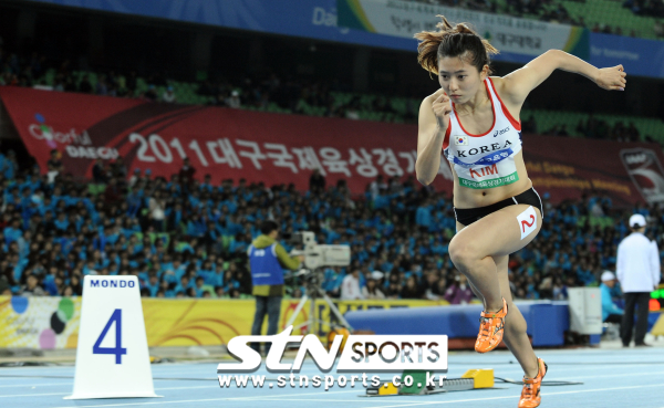 2011대구국제육상경기대회 여자 200m 경기에서 김지은이 역주하고 있다. 사진｜뉴시스