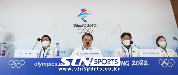 최용구 ISU 국제심판(왼쪽에서 3번째)이 지난 2월 2022 베이징동계올림픽에서 쇼트트랙 편파판정에 대해 기자회견을 하고 있다. 사진｜뉴시스