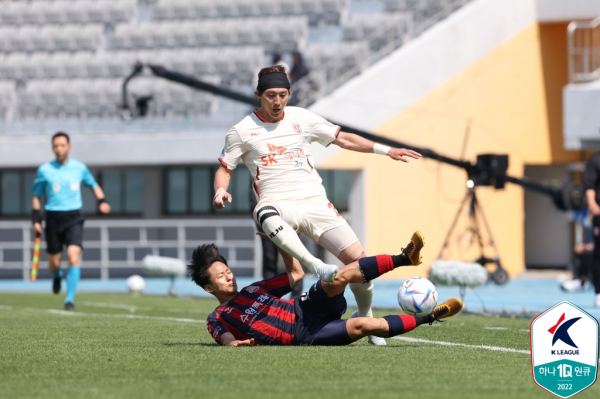 수원FC 공격수 이승우(사진 아래쪽). 사진｜한국프로축구연맹
