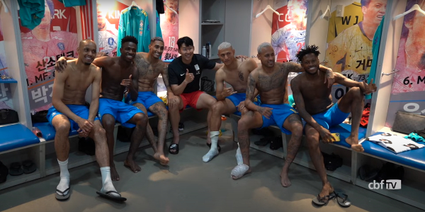 브라질 선수들과 기념사진을 찍은 손흥민. 사진｜브라질 축구 연맹 공식 유튜브 영상 캡쳐