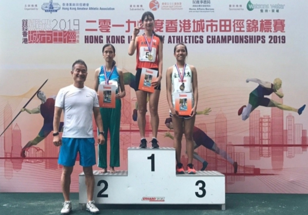 지난 2019년 6월 2019 홍콩INTER-CITY육상경기선수권대회에 출전해 800m, 1500m 2관왕에 오른 김유진이 시상대 가장 위에 올라 메달을 목에 걸고 있다. 사진｜김유진 제공