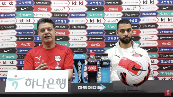 (왼쪽부터) 14일 치러지는 한국과의 경기를 앞두고 공식 기자회견을 갖는 이집트의 에합 갈랄 모하메드 마니 감독과 아무르 앗쑬라이야. 사진｜대한축구협회 영상 캡쳐
