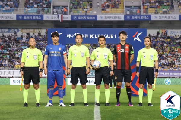 지난 19일 경기가 펼쳐지기 전 두 팀의 주장. 사진｜한국프로축구연맹