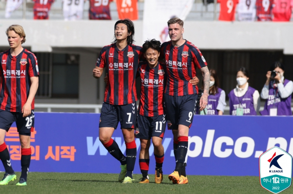 수원FC 이승우(사진 가운데)와 라스(사진 우측). 사진｜한국프로축구연맹