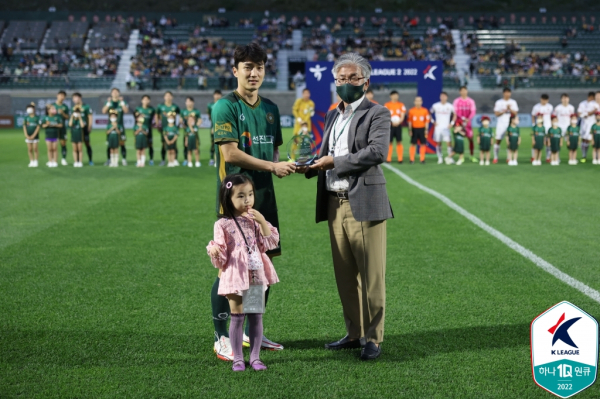 지난 18일 부천FC전에서 200경기 출장 기록식을 하는 김수범. 사진｜한국프로축구연맹