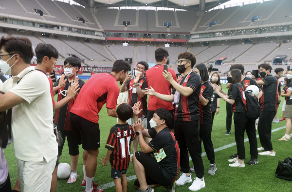 지난 6일 서울월드컵경기장에서 'GS EPS의 날' 행사에 초청된 아이들이 에스코트 행사를 진행하고 있다. 사진｜FC서울