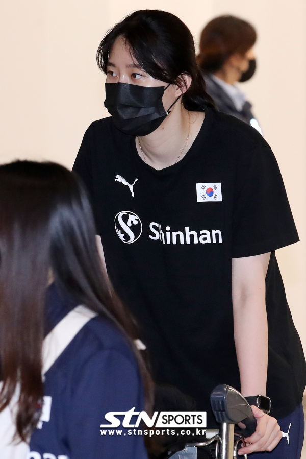 한국 여자배구대표팀 박정아가 지난 5일 오후 인천국제공항 제1여객터미널을 통해 귀국하고 있다. 사진｜뉴시스