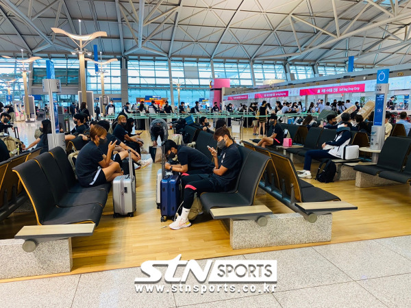 16일 여자축구대표팀이 일본으로 출국하기 위해 인천국제공항 제1터미널에서 수속을 기다리고 있다. 사진｜최병진 기자