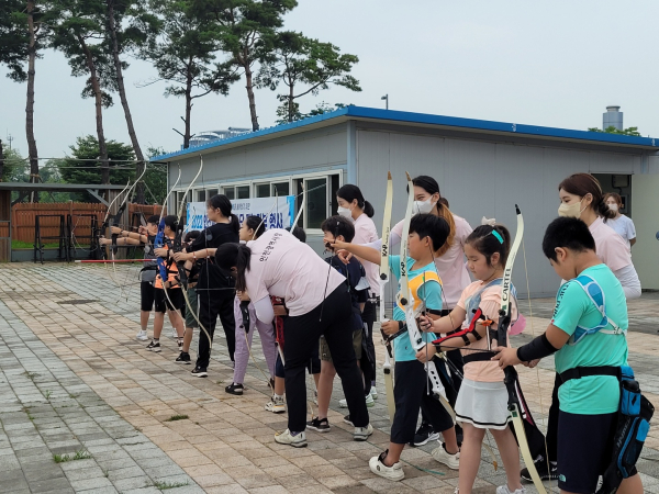 인천시 양궁팀 선수들이 학생들을 지도하고 있다. 사진｜인천시체육회 제공