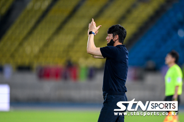 성남시민축구단(성남FC)은 김남일 감독이 계속된 팀 성적 부진과 팬들의 기대에 부응하지 못한 것에 대해 막중한 책임감을 느끼고 구단에 사임했다고 24일 밝혔다. 사진｜성남FC