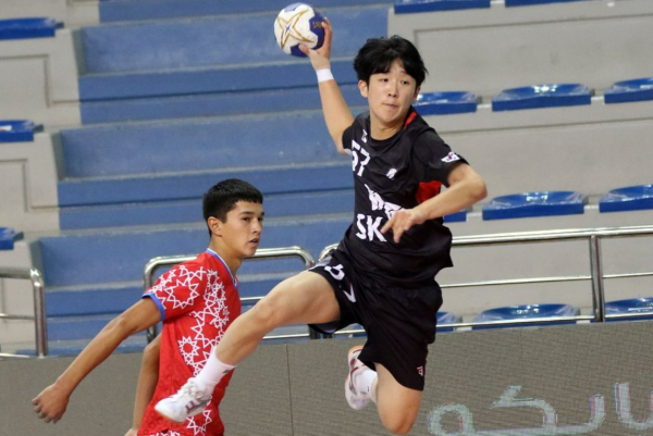 24일 바레인에서 열린 '아시아남자청소년선수권'에서 우즈벡을 상대로 이승용이 슛을 시도하고 있다. 사진｜대한핸드볼협회