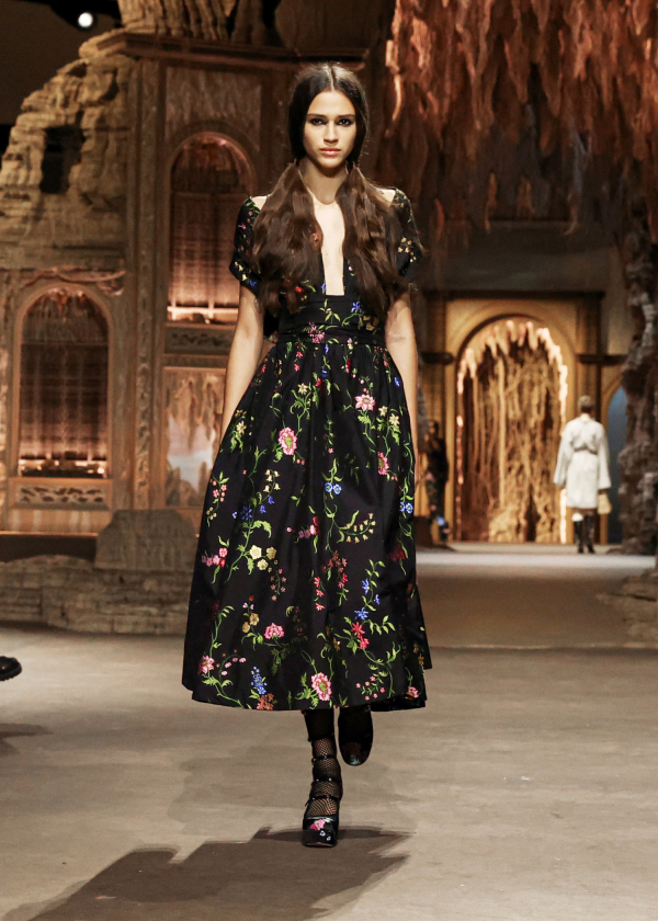 디올(Dior)의 2023 봄-여름 레디-투-웨어 패션쇼가 27일(현지시간) 프랑스 파리에 위치한 튈르리 정원에서 개최됐다. 사진 | 디올