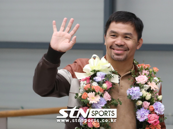 필리핀 복싱선수 매니 파퀴아오가 10일 오후 인천국제공항을 통해 입국, 팬들에게 손을 흔들고 있다. 사진｜뉴시스