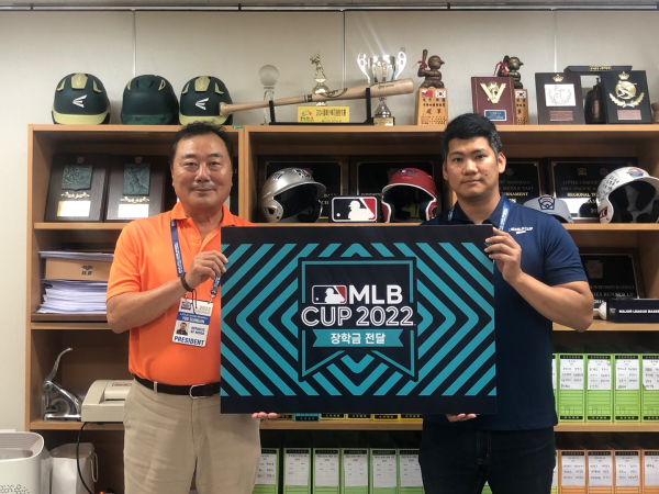 MLB CUP 한국 개최를 맞아 MLB가 한국 야구 유망주들을 위한 장학금 프로그램을 마련한다. MLB 한국 담당 송선재 매니저(오른쪽)가 이 같은 뜻을 전달한 뒤 한국리틀야구연맹 유승안 회장과 포즈를 취하고 있다. 사진｜MLB